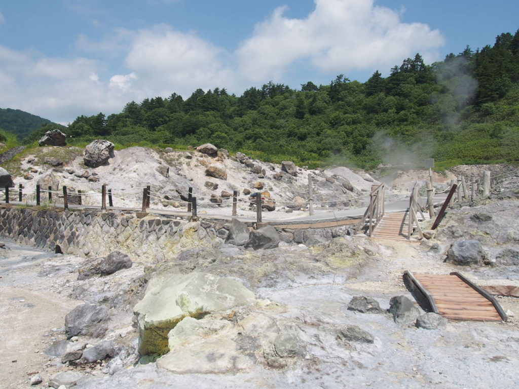 秋田県玉川温泉の溶岩石「焼山石」3kg 薬石 - 入浴剤